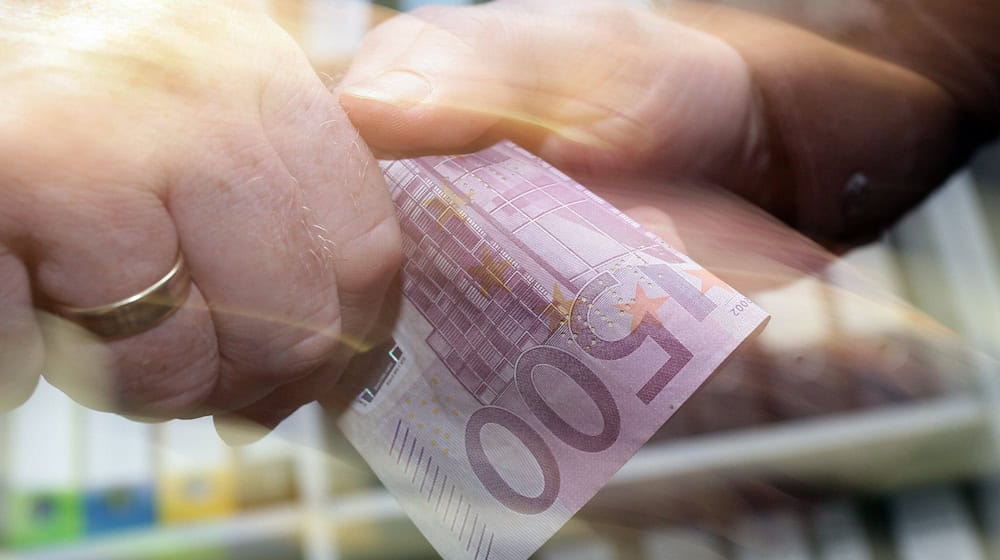 In Berlin hat die Zahl der Ermittlungsverfahren wegen Bestechung im vergangenen Jahr zugenommen. (Symbolfoto) / Foto: Peter Steffen/dpa