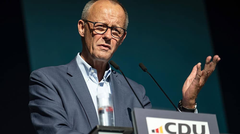 Der CDU-Bundesvorsitzende Friedrich Merz betont, dass sich seine Partei deutlich von der AfD unterscheide. / Foto: Fabian Sommer/dpa