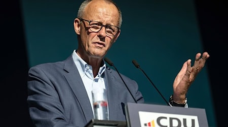 Der CDU-Bundesvorsitzende Friedrich Merz betont, dass sich seine Partei deutlich von der AfD unterscheide. / Foto: Fabian Sommer/dpa