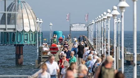 Die Seebrücke auf Zinnowitz wurde 2021 Schauplatz eines aufsehenerregenden Unfalls, der nun vor Gericht landet. / Foto: Stefan Sauer/dpa