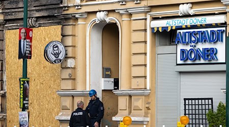 Noch immer ist die Polizei im Einsatz an einem ausgebrannten Haus in Eberswalde. Bei dem Feuer vor etwa eineinhalb Wochen kamen eine Mutter und ihr vierjähriger Sohn ums Leben. / Foto: Soeren Stache/dpa