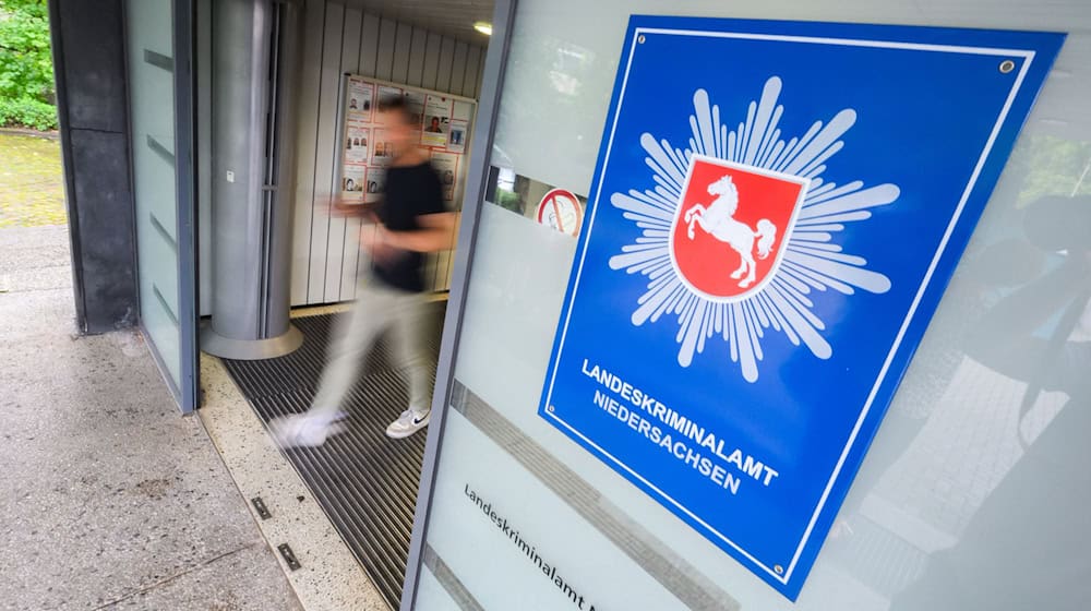 Nach Veröffentlichung eines neu entdeckten Videos sind beim Landeskriminalamt Niedersachsen neue Hinweise zu dem gesuchten früheren RAF-Mitglied Burkhard Garweg eingegangen. (Archivbild) / Foto: Julian Stratenschulte/dpa