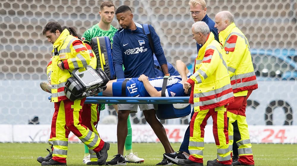 Linus Gechter konnte nach dem schweren Zusammenprall nicht eigenständig vom Platz gehen. / Foto: Andreas Gora/dpa