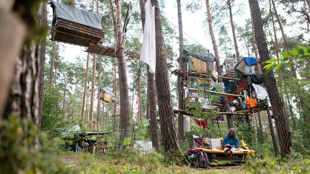 Die Aktivisten beklagten sich über den aus ihrer Sicht unverhältnismäßig frühen Baueinsatz am Protestcamp. (Archivbild) / Foto: Sebastian Gollnow/dpa