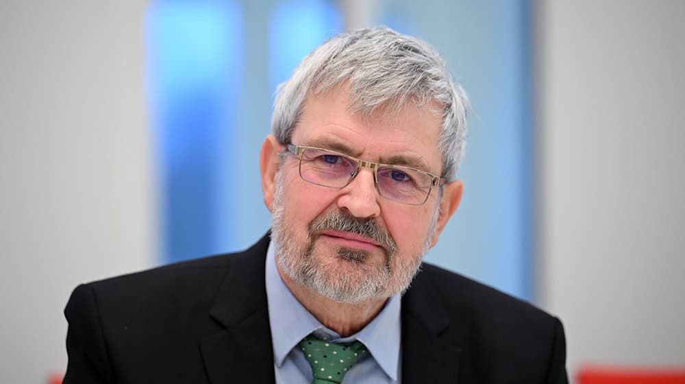 Umweltminister Axel Vogel (Grüne) hat Thorsten Weidner aus dem Kreis Oder-Spree mit dem Naturschutzpreis des Landes ausgezeichnet (Archivbild) / Foto: Soeren Stache/dpa