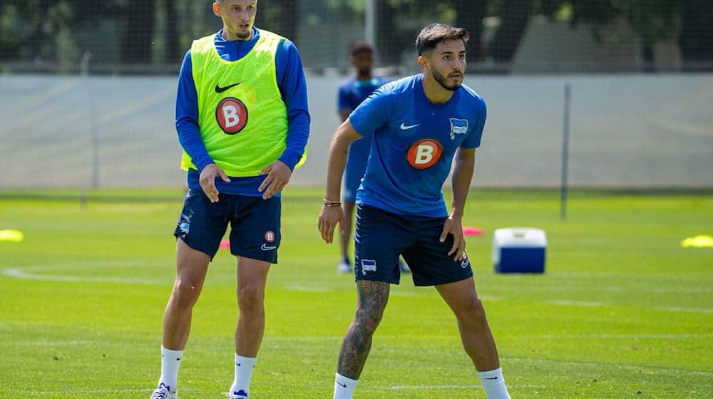 Kevin Sessa (r) und Michael Cuisance (l) sollen Hertha in die höheren Tabellenregionen führen. / Foto: Soeren Stache/dpa