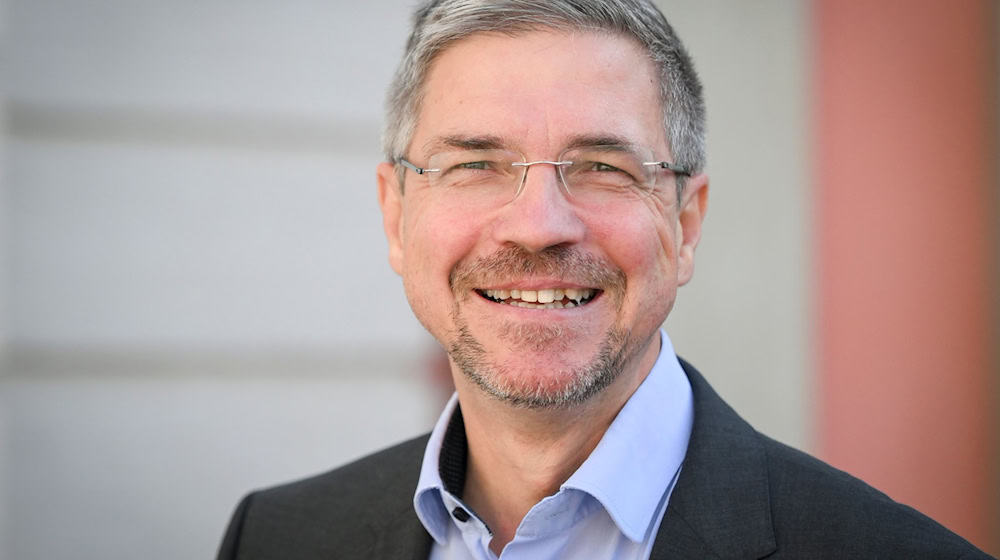 Potsdams Oberbürgermeister Mike Schubert (SPD) hat neue Regeln im Umfang mit Einladungen zu Sport und Kulturveranstaltungen vorgelegt. Die Stadtverordneten müssen sie noch beschließen. (Archivfoto) / Foto: Jens Kalaene/dpa