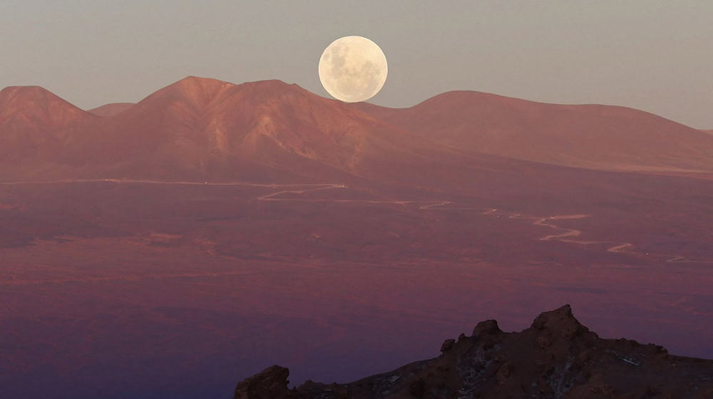 Der Mond ist von San Pedro de Atacama aus über der Atacama-Wüste zu sehen. Beim Planetologiekongress geht es aber nicht nur um den Mond. (Archivbild) / Foto: Felipe Trueba/dpa