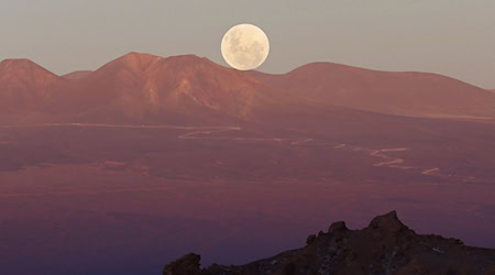 Der Mond ist von San Pedro de Atacama aus über der Atacama-Wüste zu sehen. Beim Planetologiekongress geht es aber nicht nur um den Mond. (Archivbild) / Foto: Felipe Trueba/dpa