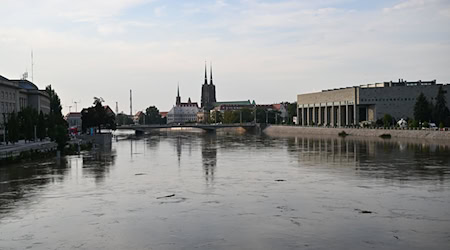 Die Hochwasserwelle in der Oder hat die niederschlesische Stadt Breslau erreicht. (Foto aktuell) / Foto: Maciej Kulczynski/PAP/dpa