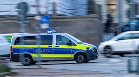 Die Berliner Polizei musste am Samstag gleich bei mehreren Demonstrationen zu Einsätzen ausrücken. (Foto - Illustration) / Foto: Jens Büttner/dpa