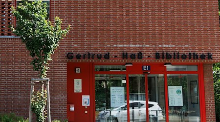 Nach einem Angriff auf Wirtschaftssenatorin Giffey hier in der Gertrud-Haß-Bibliothek in Rudow kommt es nun zum Prozess. (Archivbild) / Foto: Carsten Koall/dpa