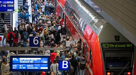 Der VBB ist unzufrieden mit der Bilanz der letzten Monate. Die Gründe: die marode Infrastruktur und ein nicht immer zu bewältigendes Fahrgastaufkommen - vor allem Richtung Ostsee. / Foto: Monika Skolimowska/dpa