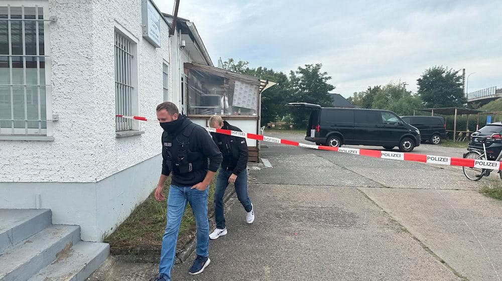 Polizisten durchsuchen Räume des Islamischen Zentrum in Fürstenwalde. / Foto: Lutz Deckwerth/dpa