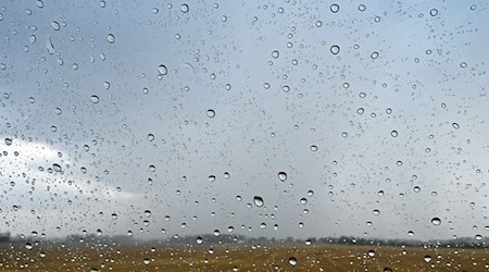 Regen und Wolken bestimmen den Wochenstart in Berlin und Brandenburg. Am Dienstag wird es wärmer. (Archivbild) / Foto: Patrick Pleul/dpa