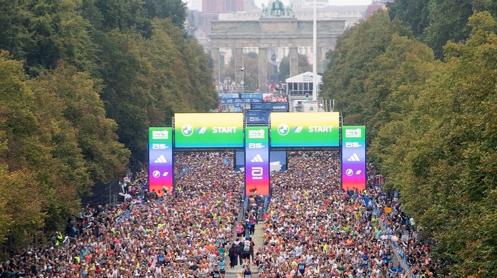 Für den Berlin-Marathon am Sonntag haben sich mehr als 58.000 Läuferinnen und Läufer angemeldet. / Foto: Paul Zinken/dpa