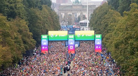 Für den Berlin-Marathon am Sonntag haben sich mehr als 58.000 Läuferinnen und Läufer angemeldet. / Foto: Paul Zinken/dpa