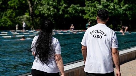 In diesem Sommer wurden in Berliner Bädern rund 250 Hausverbote erteilt. (Symbolbild) / Foto: Fabian Sommer/dpa