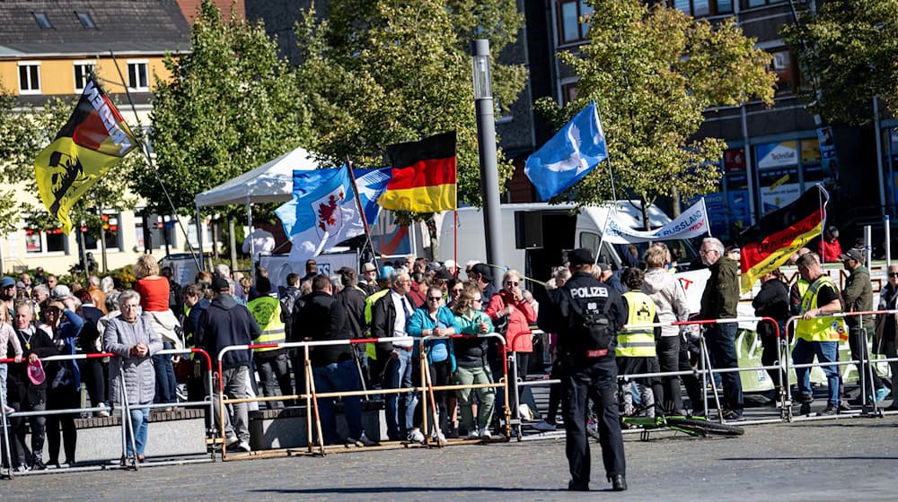 Gegendemonstranten empfingen Bundeskanzler Olaf Scholz in Prenzlau. / Foto: Fabian Sommer/dpa