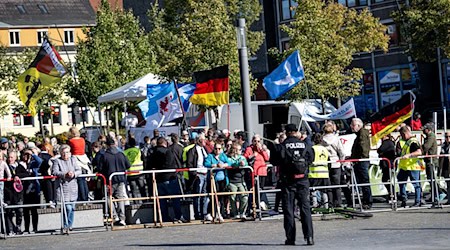 Gegendemonstranten empfingen Bundeskanzler Olaf Scholz in Prenzlau. / Foto: Fabian Sommer/dpa