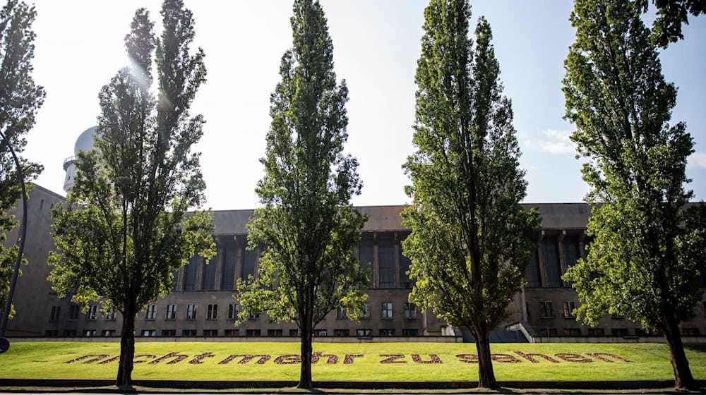 Der Schriftzug entlang des Columbiadamms ist etwa 42 Meter lang und erinnert an NS-Opfer.  / Foto: Fabian Sommer/dpa