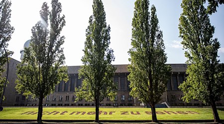 Der Schriftzug entlang des Columbiadamms ist etwa 42 Meter lang und erinnert an NS-Opfer.  / Foto: Fabian Sommer/dpa