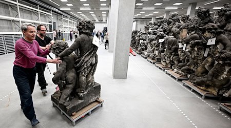 In dem neuen Skulpturendepot am Potsdamer Hauptbahnhof sollen künftig tausende Skulpturen untergebracht werden. / Foto: Jens Kalaene/dpa