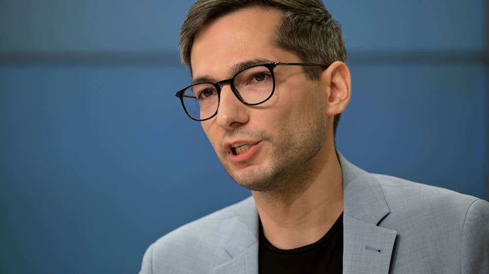 SPD-Generalsekretär David Kolesnyk kritisierte Fake-Accounts und Bots im Internet während des Wahlkampfes in Brandenburg. / Foto: Michael Bahlo/dpa