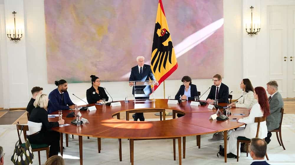 Bundespräsident Steinmeier will mehr Aufmerksamkeit für die Opfer politisch motivierter Gewalt. / Foto: Annette Riedl/dpa