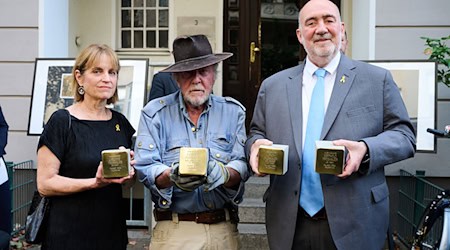 Stolpersteine von Gunter Demnig erinnern an die Flucht der Familie von Israels Botschafter Ron Prosor. / Foto: Annette Riedl/dpa