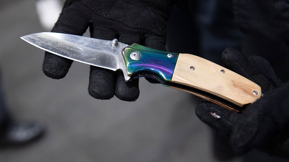 Ein Bundespolizist zeigt ein sichergestelltes Messer am Berliner Bahnhof Ostkreuz. (Symbolbild) / Foto: Paul Zinken/dpa