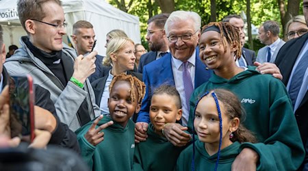 «Tag des offenen Schlosses»: Bundespräsident Frank-Walter Steinmeier lässt sich beim Bürgerfest mit Besuchern fotografieren. / Foto: Christophe Gateau/dpa