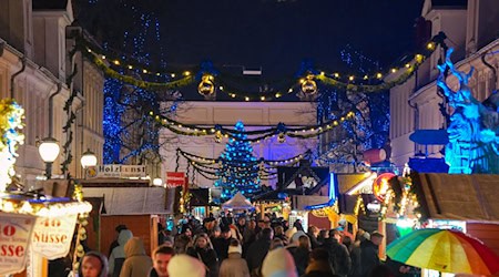 Eine Befragung zeigt die Unzufriedenheit von Bürgerinnen und Bürgern sowie Gewerbetreibenden mit dem Potsdamer Weihnachtmarkt «Blauer Lichterglanz». (Archivbild) / Foto: Soeren Stache/dpa