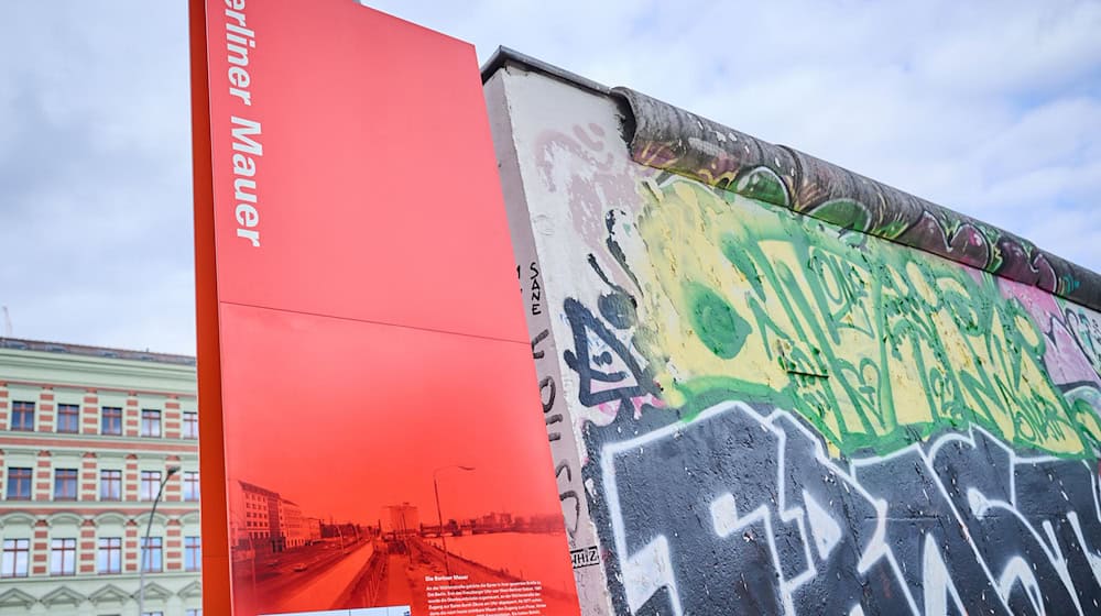 Zum 35. Jahrestag des Mauerfalls bietet die Stiftung Berliner Mauer ein Sonderprogramm an. (Archivbild)  / Foto: Annette Riedl/dpa