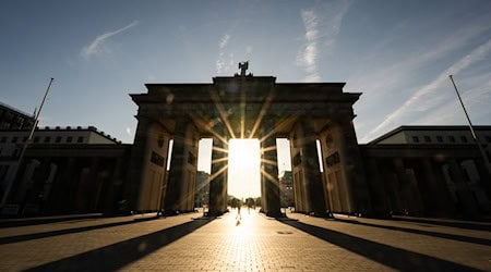 Das spätsommerliche Wetter bleibt in Berlin und Brandenburg: Es bleibt sonnig und trocken. (Archivbild) / Foto: Christophe Gateau/dpa