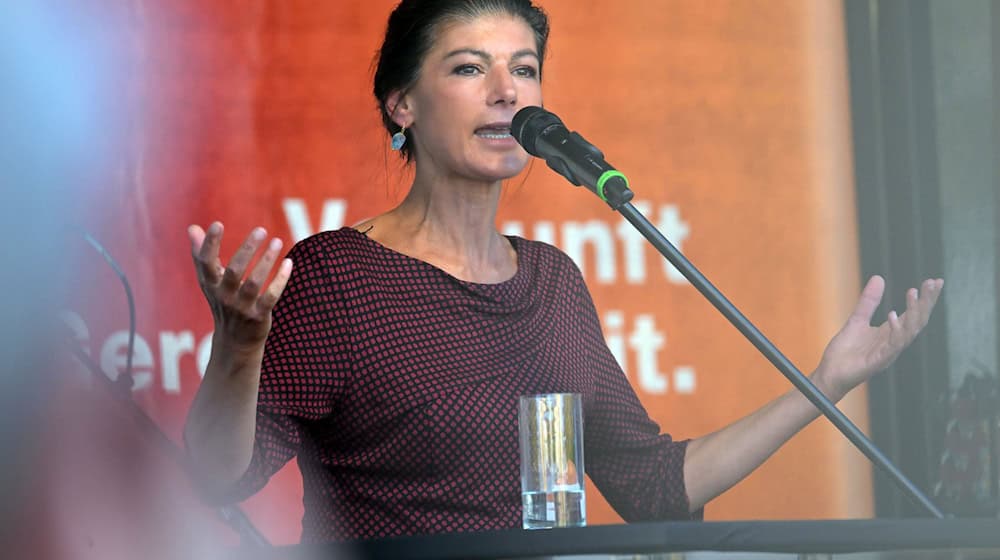 BSW-Chefin Sahra Wagenknecht zeigt sich offen für ein Gespräch mit Brandenburgs Ministerpräsident Dietmar Woidke (Archivbild) / Foto: Michael Bahlo/dpa