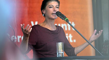 BSW-Chefin Sahra Wagenknecht zeigt sich offen für ein Gespräch mit Brandenburgs Ministerpräsident Dietmar Woidke (Archivbild) / Foto: Michael Bahlo/dpa