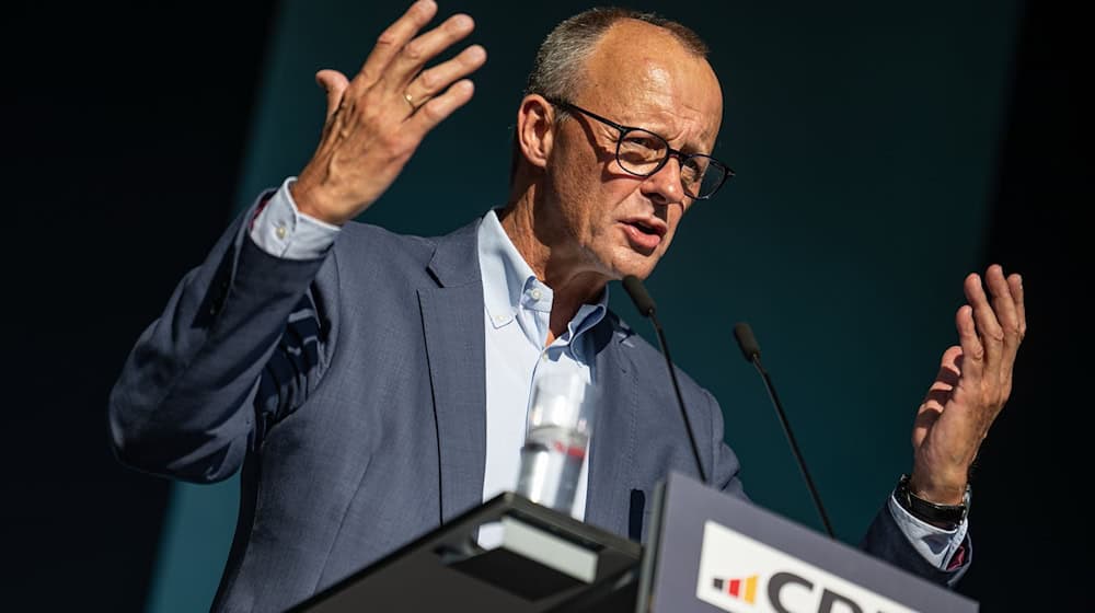 Der CDU-Bundesvorsitzende Friedrich Merz betont, dass sich seine Partei deutlich von der AfD unterscheide. / Foto: Fabian Sommer/dpa