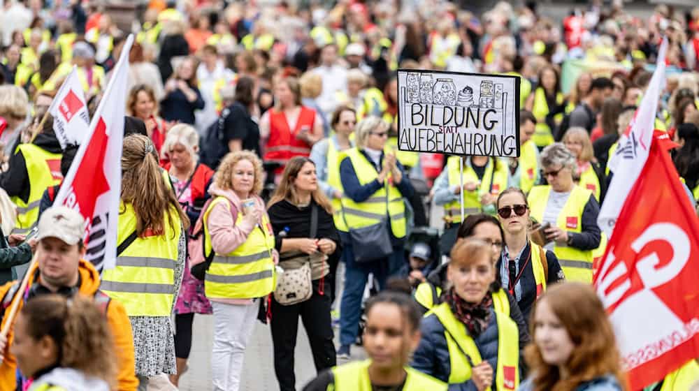 «Bildung statt Aufbewahrung» - die Kita-Beschäftigten wollen durch einen Tarifvertrag Entlastung und mehr Zeit für die Kinder haben. / Foto: Fabian Sommer/dpa