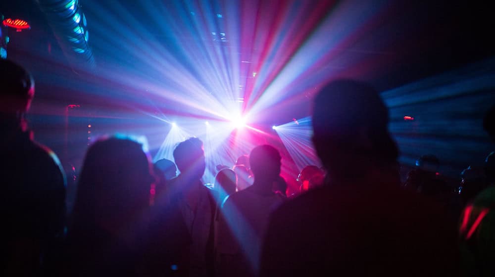 Menschen feiern in einem Club (Symbolbild) / Foto: Sophia Kembowski/dpa