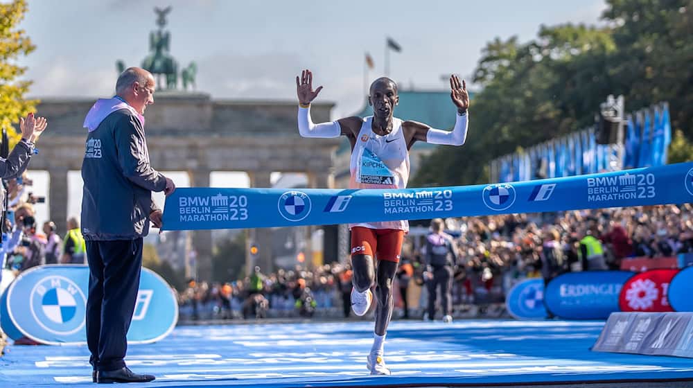 Kai Wegner gratuliert: 50 Jahre Berlin-Marathon / Foto: Andreas Gora/dpa