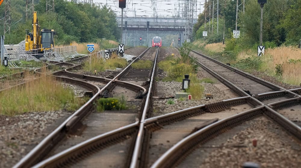 Unter anderem Kommunalvertreter fordern einen vorgezogenen Ausbau der Vorpommern-Magistrale. / Foto: Stefan Sauer/dpa