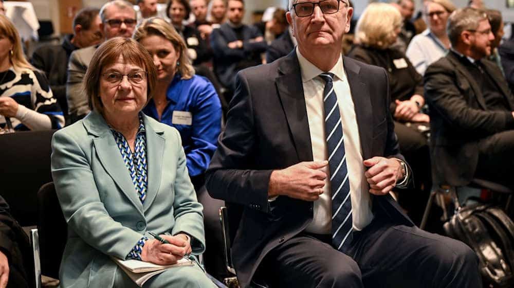 Wollen Krankenhaus Guben unterstützen: Brandenburgs Gesundheitsministerin Ursula Nonnemacher (Grüne) und Ministerpräsident Dietmar Woidke (SPD) (Archivbild). / Foto: Britta Pedersen/dpa