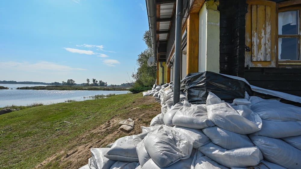 Sandsäcke stapeln sich vor einer Gaststätte in der Kleinstadt Lebus zum Schutz vor dem drohenden Oder-Hochwasser. / Foto: Patrick Pleul/dpa