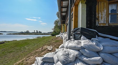 Sandsäcke stapeln sich vor einer Gaststätte in der Kleinstadt Lebus zum Schutz vor dem drohenden Oder-Hochwasser. / Foto: Patrick Pleul/dpa