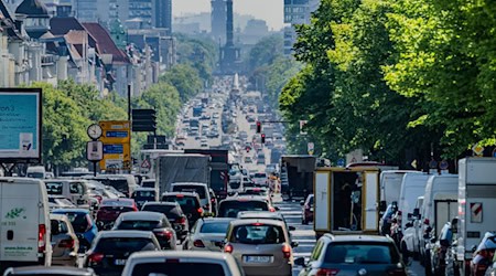 Autos, Lastwagen und Lieferfahrzeuge fahren auf dem Kaiserdamm in der Hauptstadt stadteinwärts. / Foto: Michael Kappeler/dpa