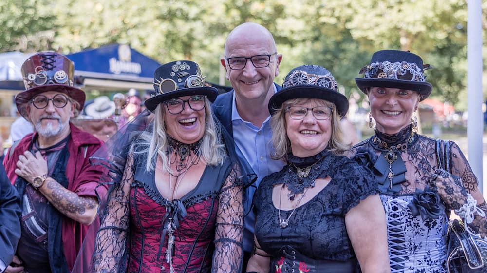 Regierungschef Woidke besucht ein Festival des Steampunk in Forst. Steampunker erfinden eine Zeit, in der sie das Zeitalter der Dampfmaschinen im England des 19. Jahrhunderts und der viktorianischen Mode durch skurrile Maschinen und den englischen Bürgerstil wieder aufleben lassen / Foto: Frank Hammerschmidt/dpa