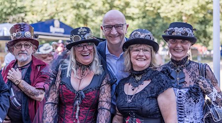 Regierungschef Woidke besucht ein Festival des Steampunk in Forst. Steampunker erfinden eine Zeit, in der sie das Zeitalter der Dampfmaschinen im England des 19. Jahrhunderts und der viktorianischen Mode durch skurrile Maschinen und den englischen Bürgerstil wieder aufleben lassen / Foto: Frank Hammerschmidt/dpa