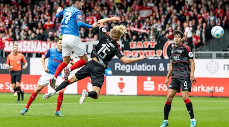 Berlins Tom Rothe (3. v. l.) leitete das 1:0 der Berliner in Kiel ein. / Foto: Axel Heimken/dpa