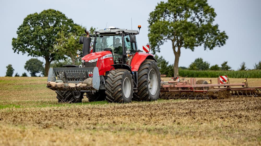 Ein 24-Jähriger fiel von einem Traktor und wurde überrollt. (Symbolbild) / Foto: Axel Heimken/dpa